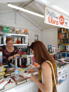 Lucía Chacón en la caseta de Papelería Escolar en la Feria del Libro de Jaén 2025.